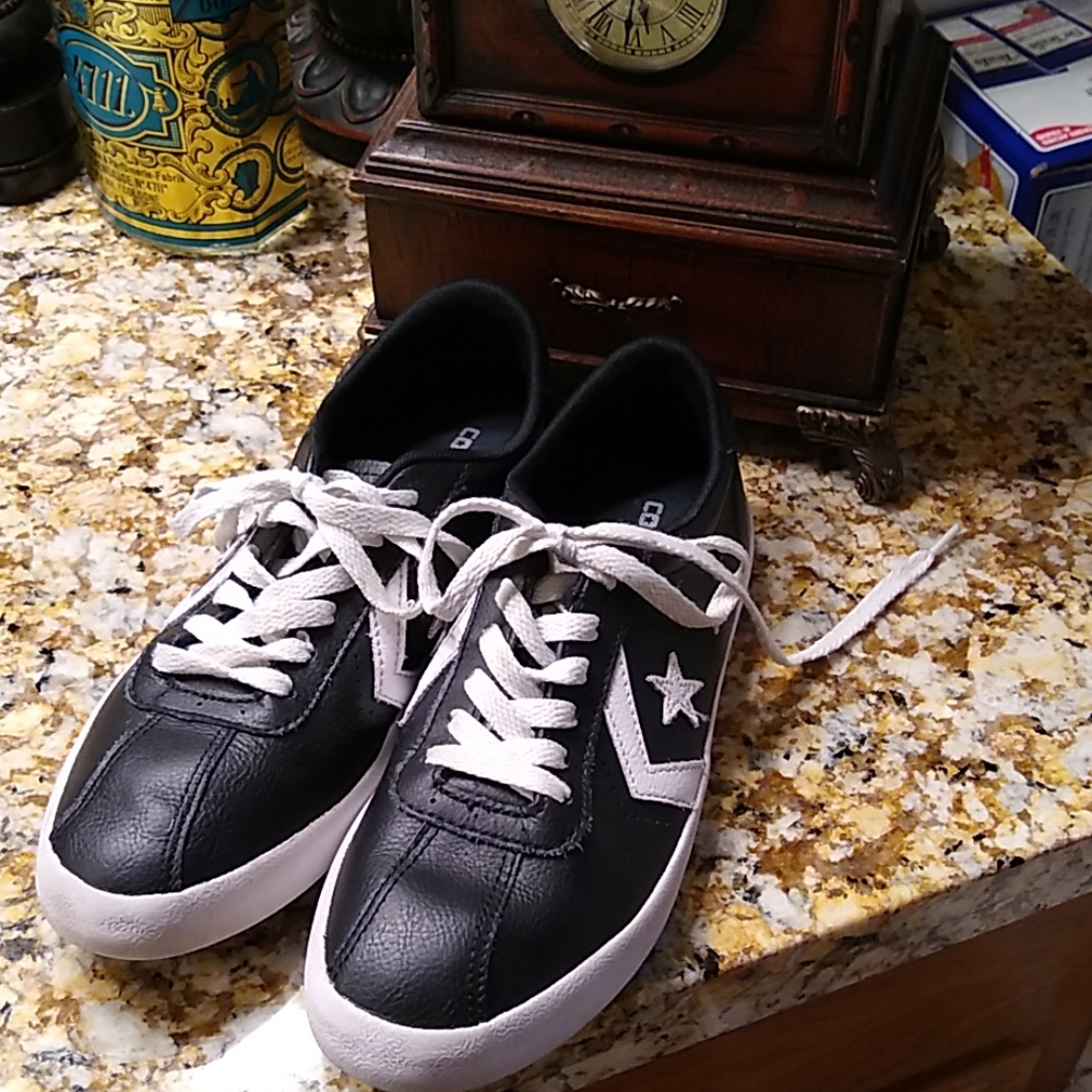 ⭐❤️ Converse leather sneaker, 5 mens, 8 women's